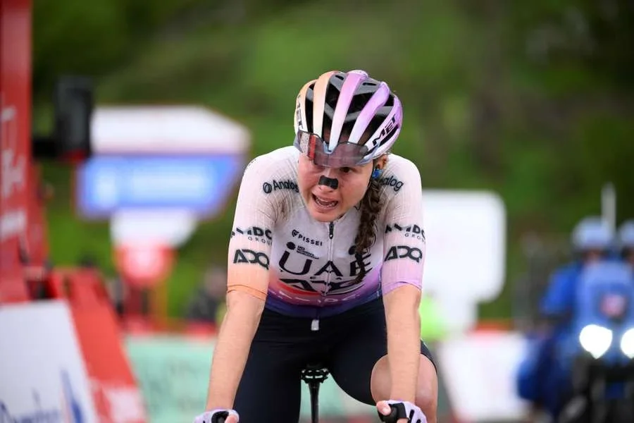 Paula Blasi triunfa en la Vuelta Femenina.