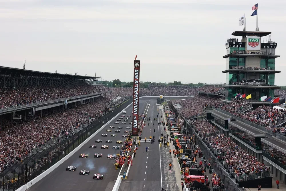 2025 Indy 500 field on warmup lap