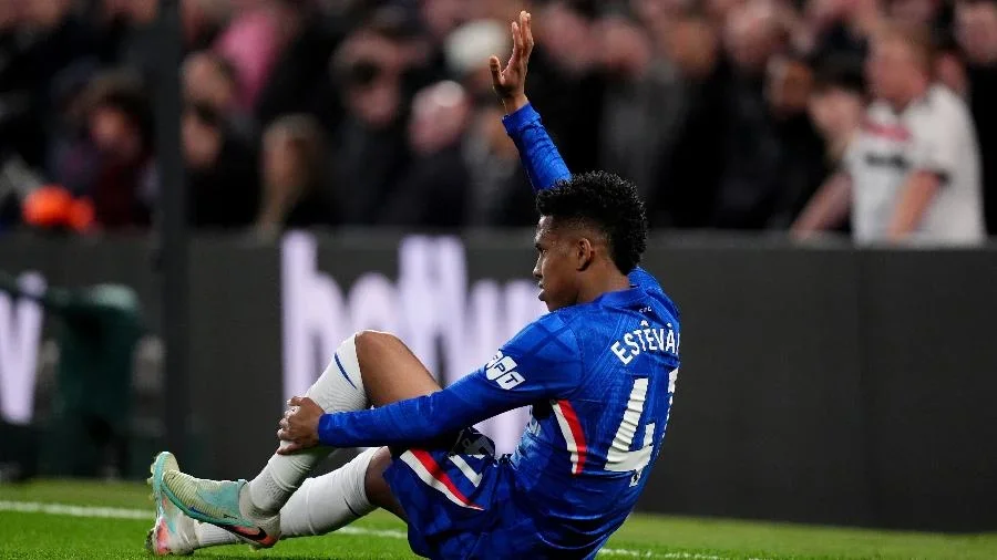 Estêvão pede atendimento após lesão na partida entre Chelsea e Manchester United pelo Campeonato Inglês